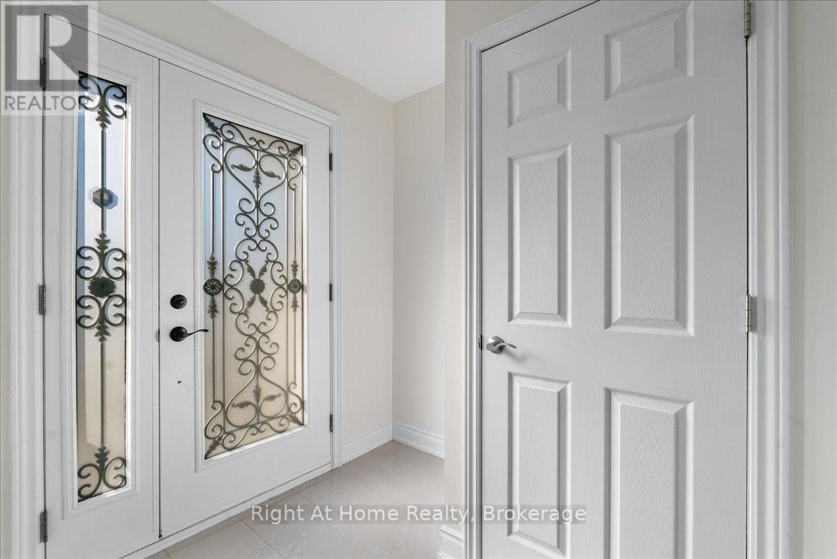 2584 Kinnerton Crescent, Mississauga, Ontario  L5K 2B2 - Photo 10 - W12701882