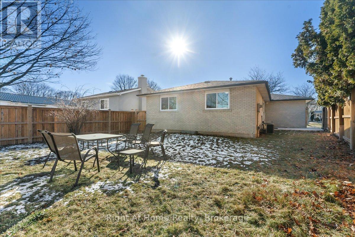 2584 Kinnerton Crescent, Mississauga, Ontario  L5K 2B2 - Photo 7 - W12701882