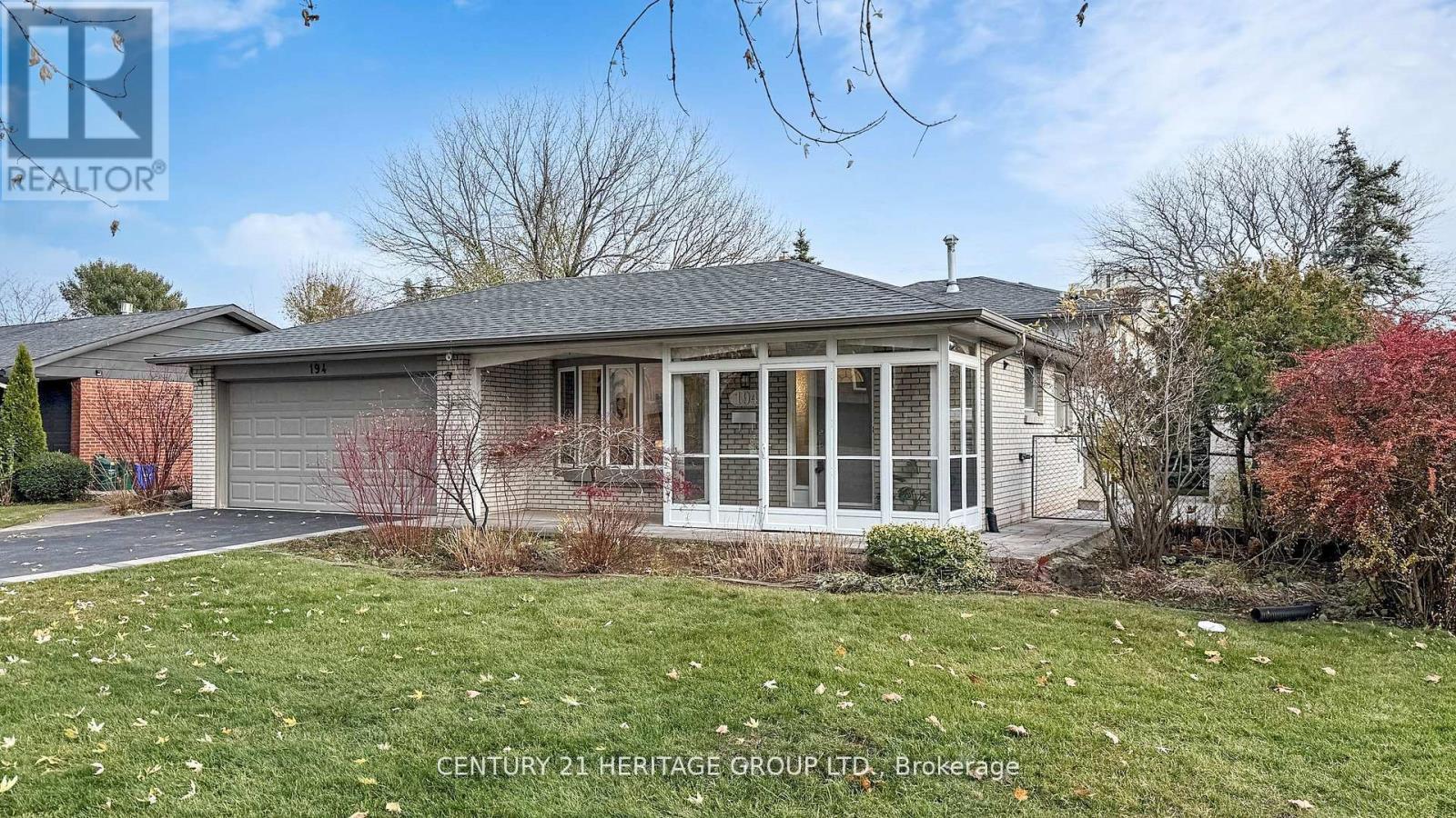 194 Sewell Drive, Oakville, Ontario  L6H 1E4 - Photo 2 - W12701862