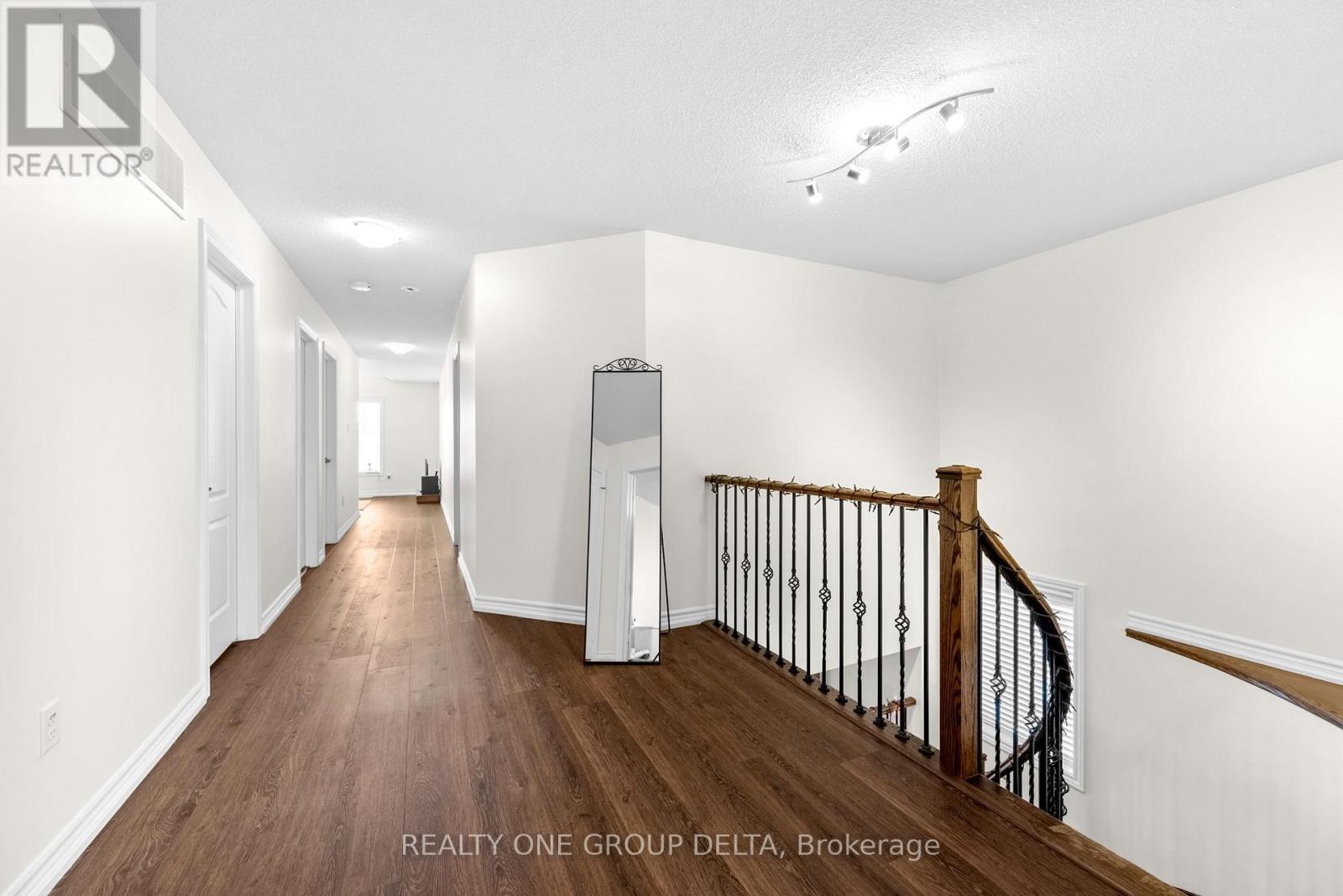 8 Charlemagne Avenue, Barrie, Ontario  L4M 0A9 - Photo 30 - S12701886