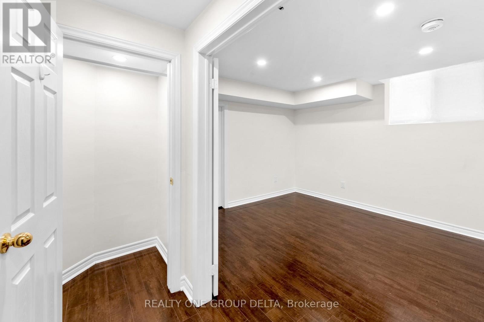 8 Charlemagne Avenue, Barrie, Ontario  L4M 0A9 - Photo 45 - S12701886