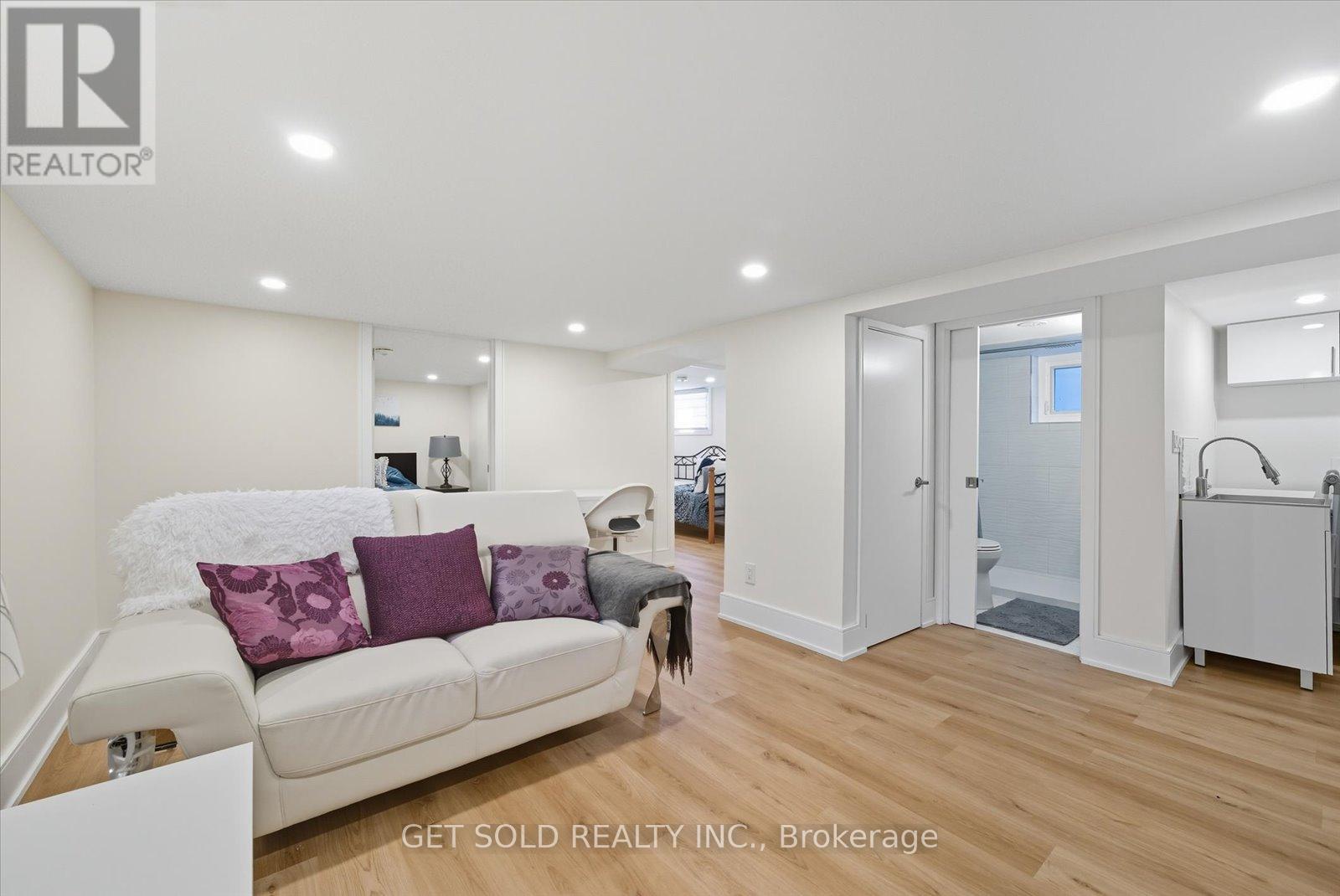 74 St Hubert Avenue, Toronto, Ontario  M4J 3Z3 - Photo 25 - E12701908