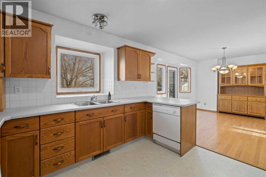 6502 55 Avenue, Camrose, Alberta  T4V 4L8 - Photo 8 - A2272805