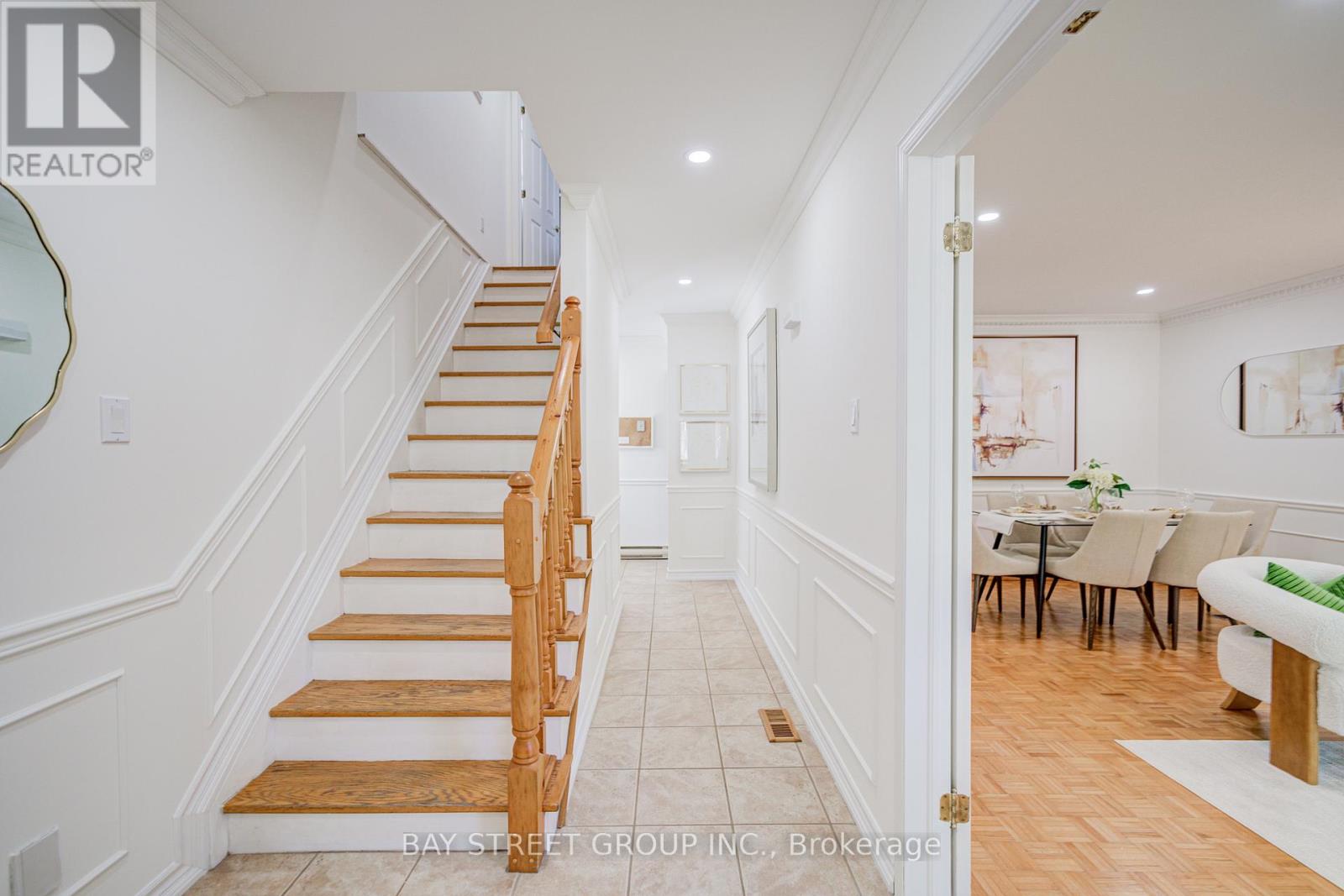 214 William Roe Boulevard, Newmarket, Ontario  L3Y 1B5 - Photo 2 - N12701924