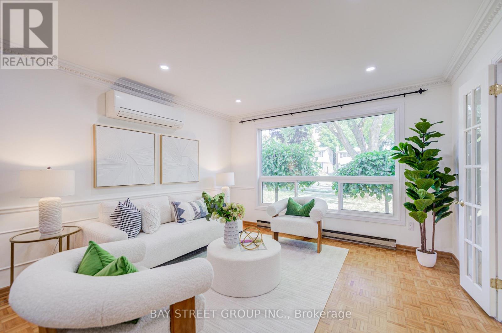 214 William Roe Boulevard, Newmarket, Ontario  L3Y 1B5 - Photo 3 - N12701924