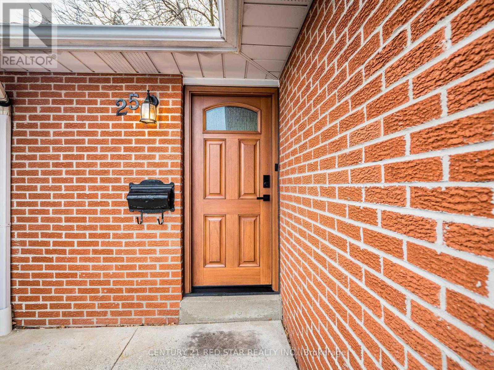 25 Devonshire Drive, Brampton, Ontario  L6T 3G5 - Photo 4 - W12701950