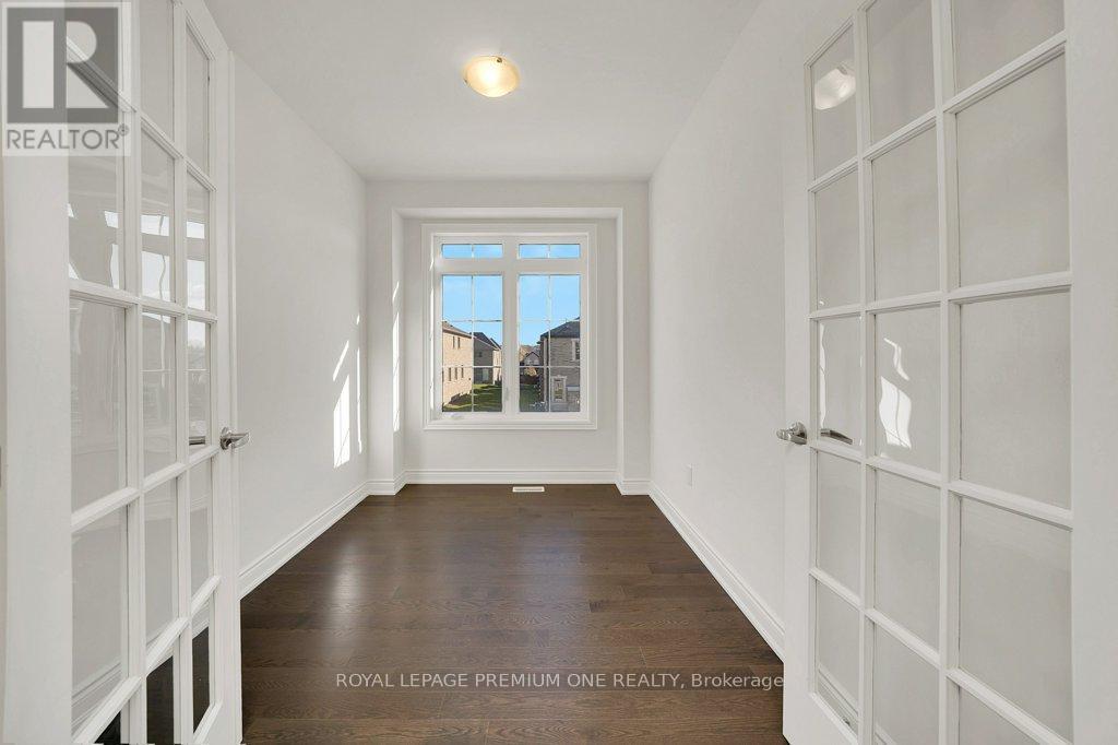 32 James Walker Avenue, Caledon, Ontario  L7C 0H1 - Photo 3 - W12701964