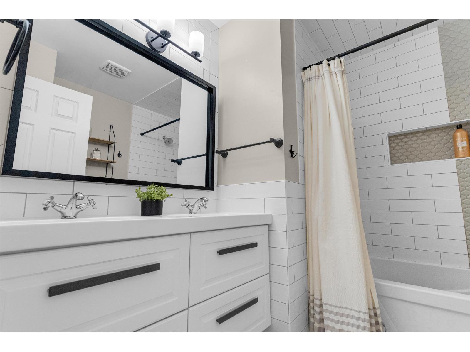 11585 Royal Crescent, Surrey, British Columbia  V3V 6V5 - Photo 8 - R3078000