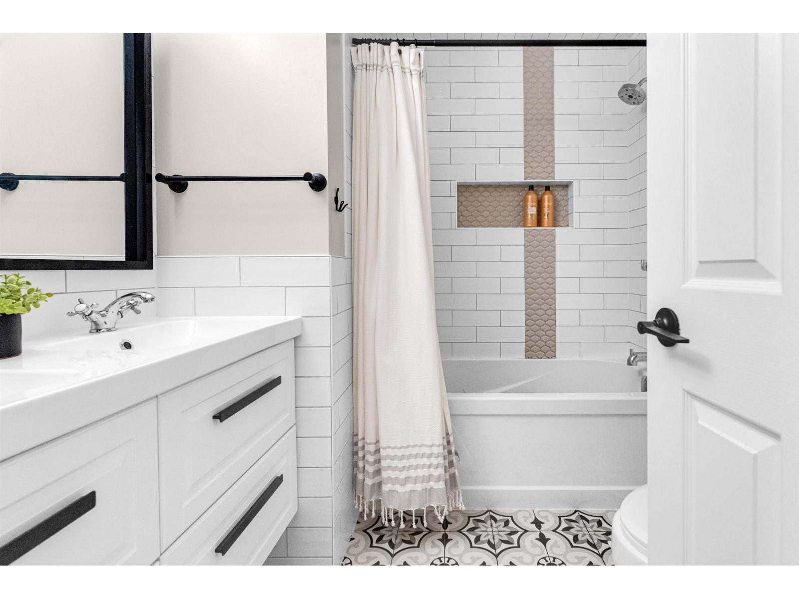 11585 Royal Crescent, Surrey, British Columbia  V3V 6V5 - Photo 9 - R3078000