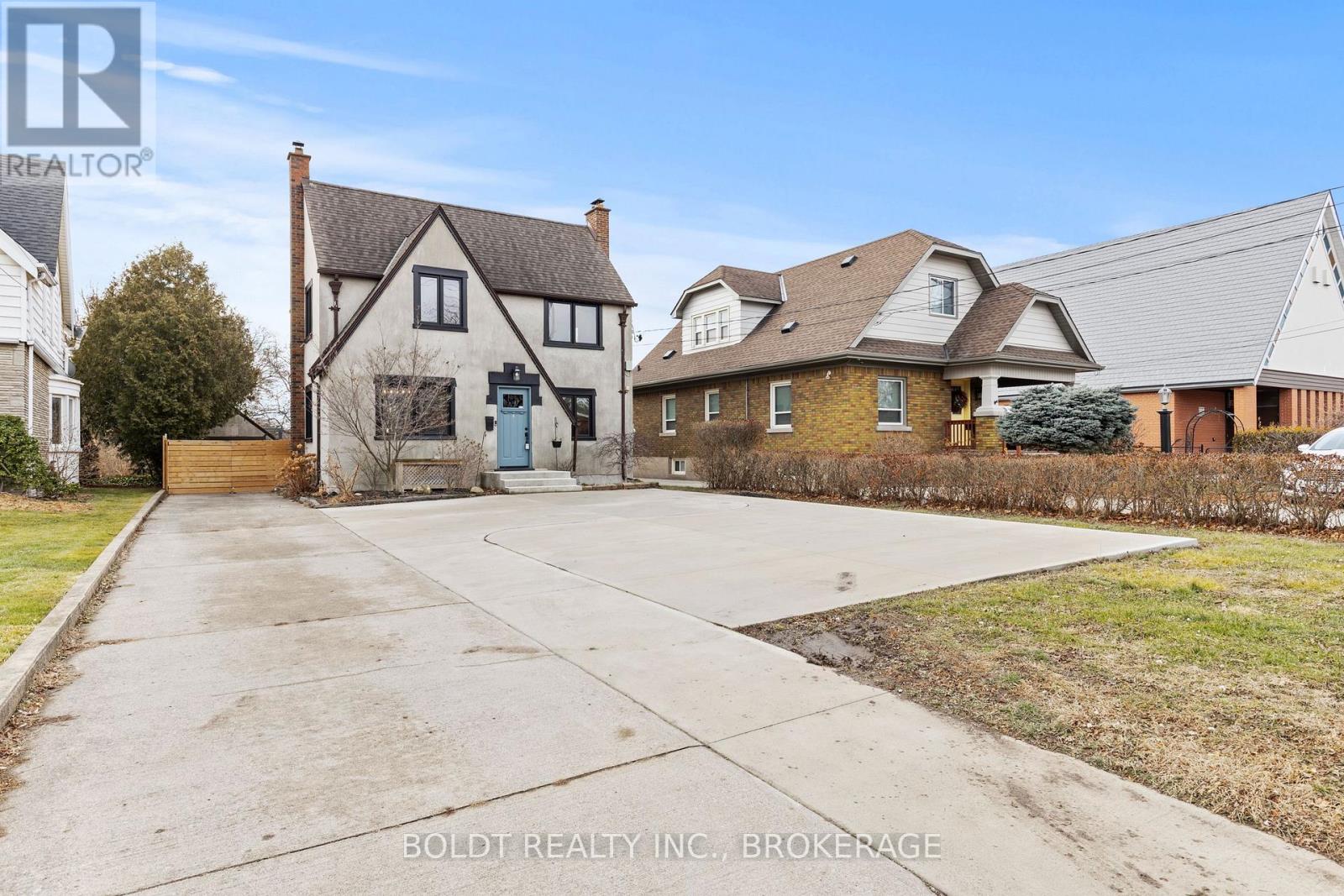 322 Queenston Street, St. Catharines, Ontario  L2P 2X7 - Photo 2 - X12702022