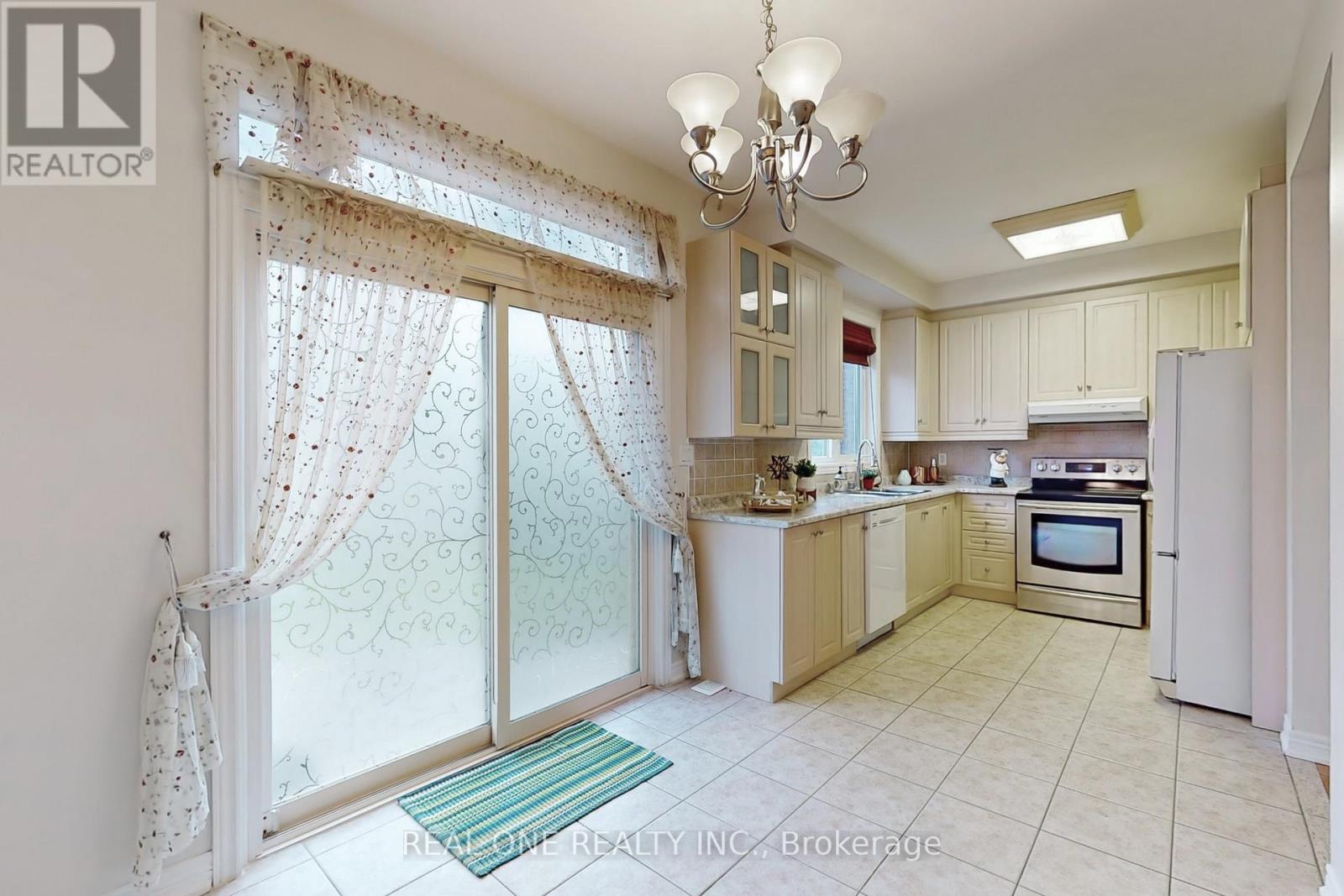 19 Longwood Avenue S, Richmond Hill, Ontario  L4E 4B1 - Photo 6 - N12702002