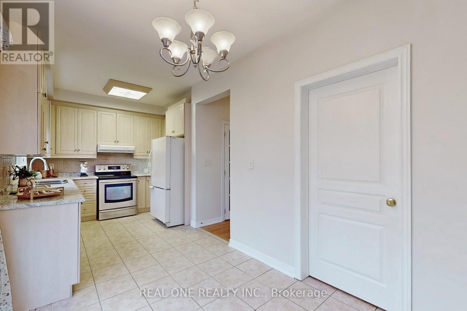 19 Longwood Avenue S, Richmond Hill, Ontario  L4E 4B1 - Photo 7 - N12702002