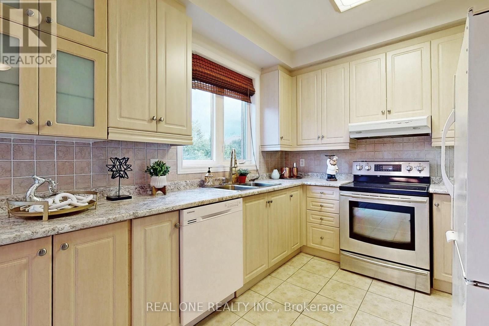 19 Longwood Avenue S, Richmond Hill, Ontario  L4E 4B1 - Photo 9 - N12702002