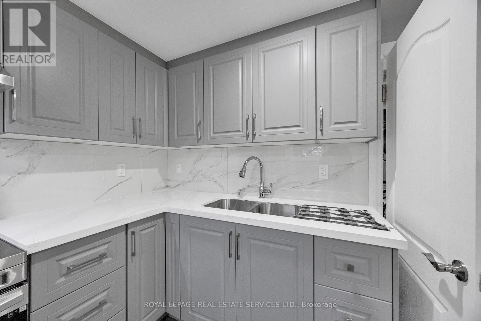 308 Third Line, Oakville, Ontario  L6L 4A4 - Photo 38 - W12701822