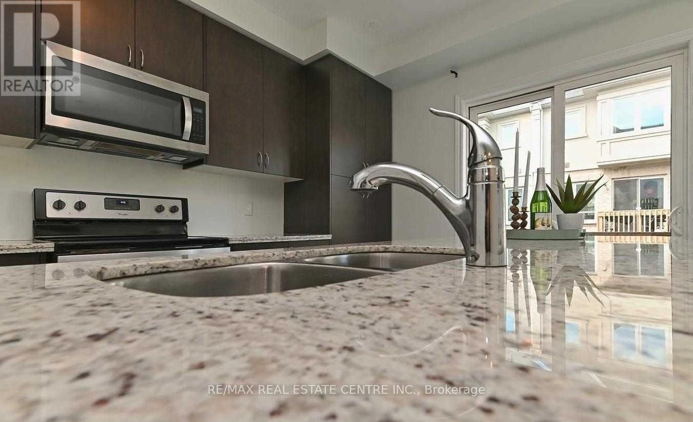 137 Borers Creek Circle, Hamilton, Ontario  L8B 1W3 - Photo 13 - X12702076