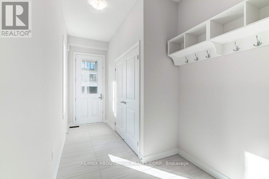 1394 Almonte Drive, Burlington, Ontario  L7P 0V8 - Photo 5 - W12702146