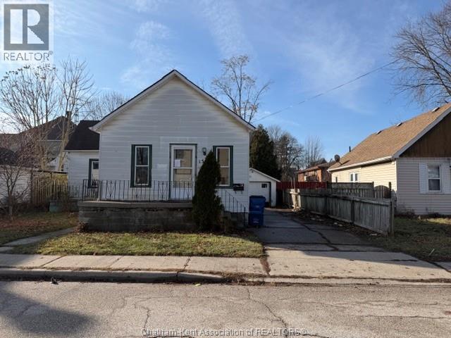 MLS# 26001126: 136 Adelaide STREET South, Chatham, Canada