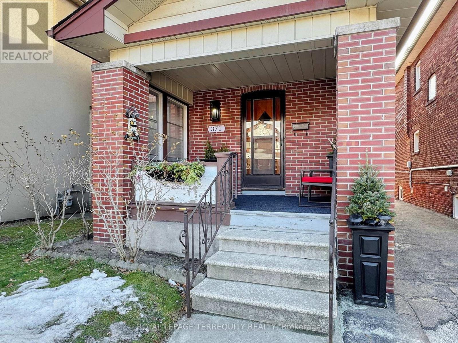 371 Strathmore Boulevard, Toronto, Ontario  M4C 1N4 - Photo 2 - E12702238