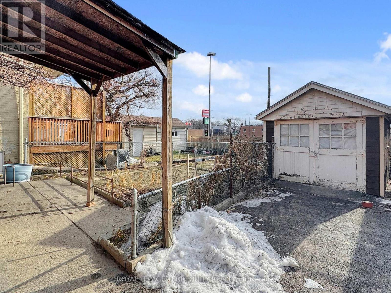 371 Strathmore Boulevard, Toronto, Ontario  M4C 1N4 - Photo 48 - E12702238