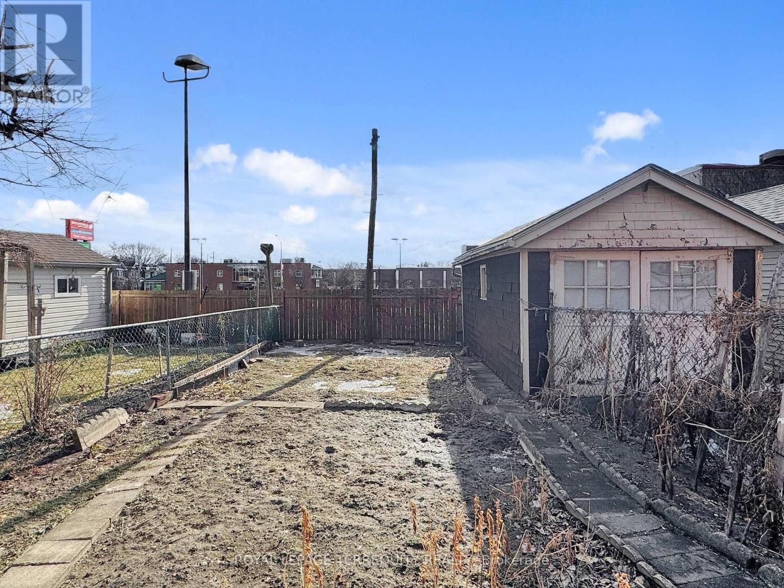 371 Strathmore Boulevard, Toronto, Ontario  M4C 1N4 - Photo 49 - E12702238