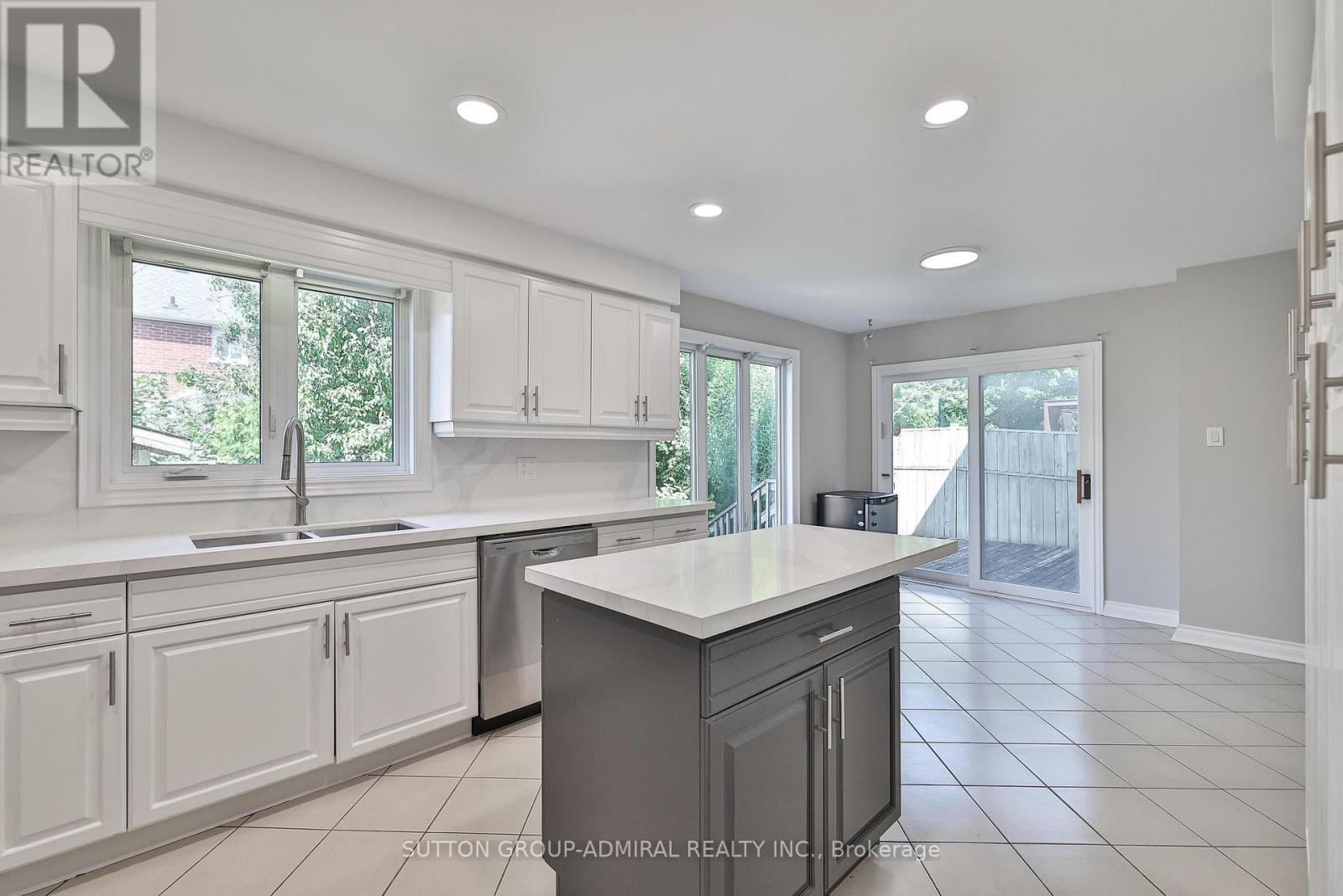 27 Green Acres Road, Vaughan, Ontario  L4J 4S2 - Photo 10 - N12702208