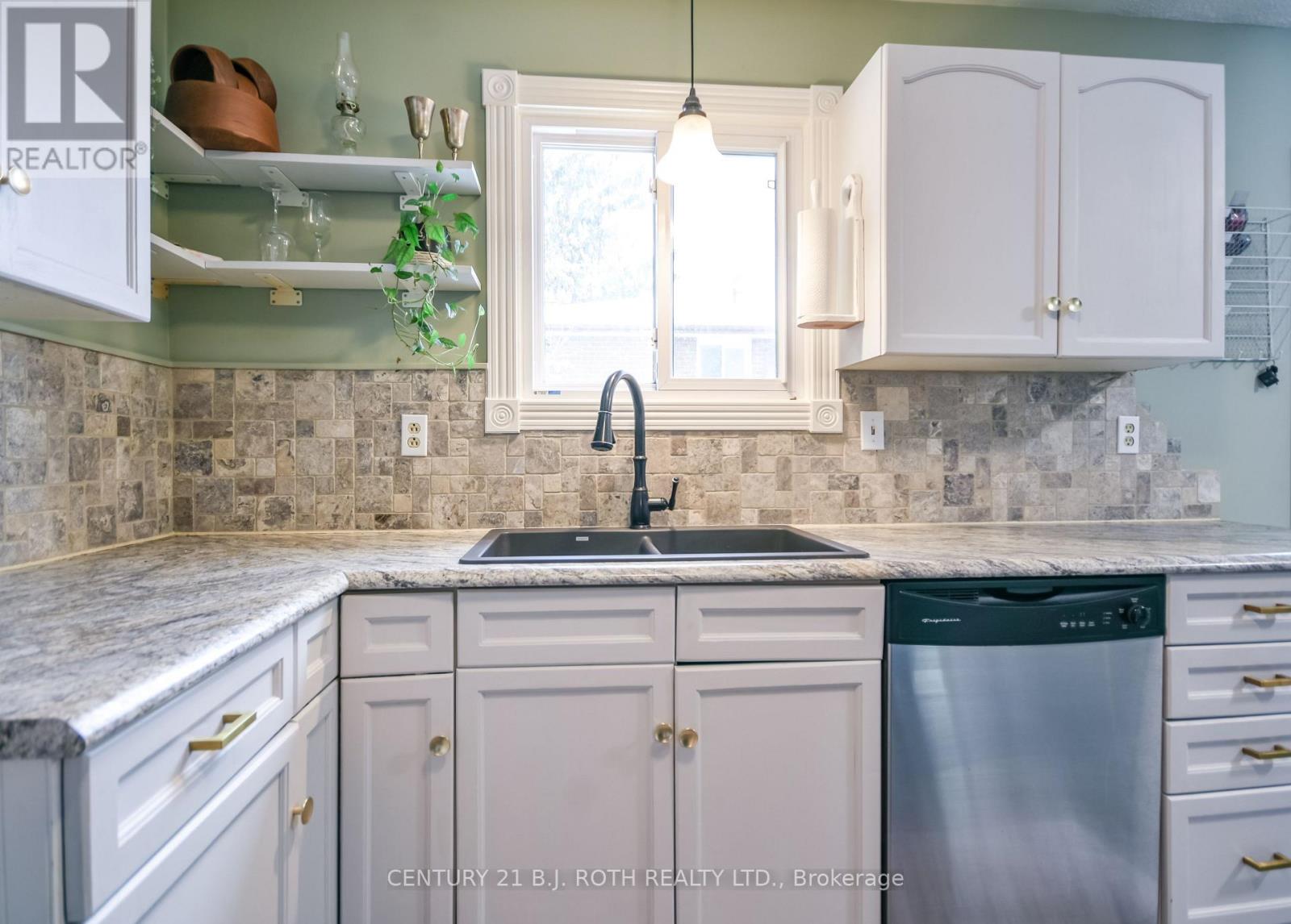 6 Glenview Avenue, Springwater, Ontario  L0L 1P0 - Photo 7 - S12702224