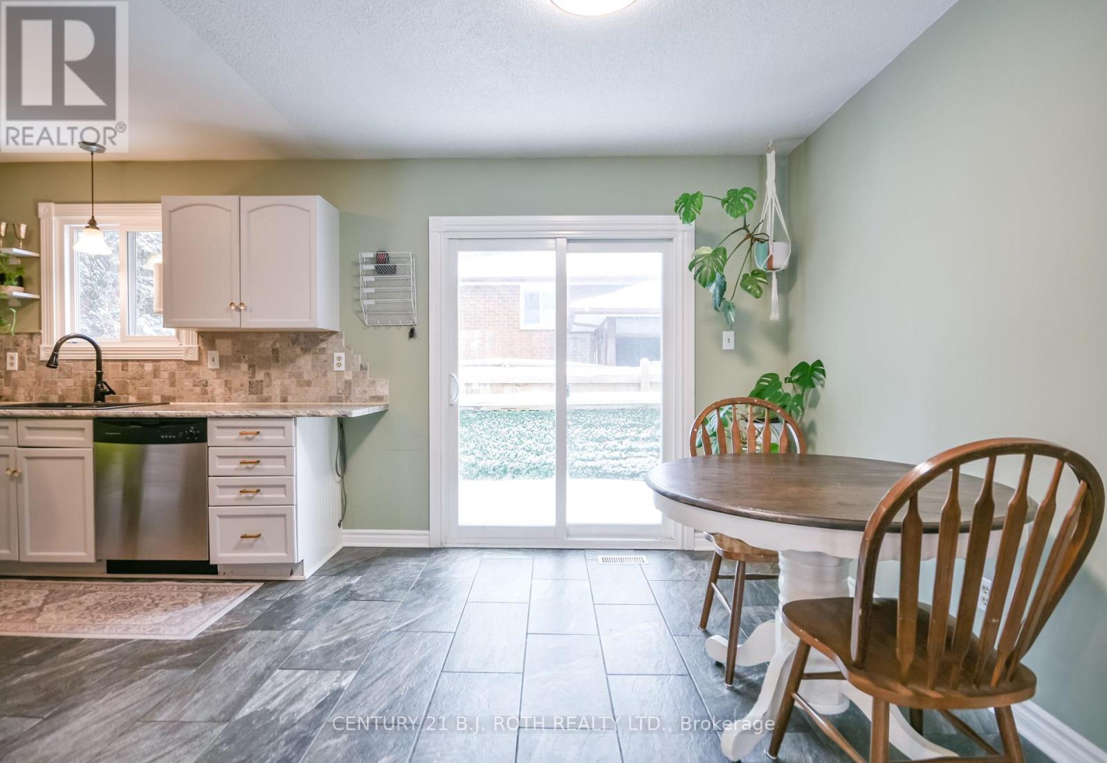 6 Glenview Avenue, Springwater, Ontario  L0L 1P0 - Photo 9 - S12702224