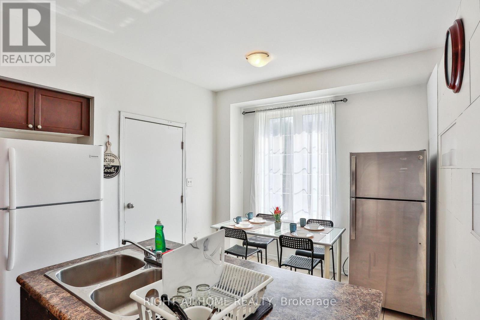 3 Herzberg Gardens, Toronto, Ontario  M3J 3P5 - Photo 5 - W12702240