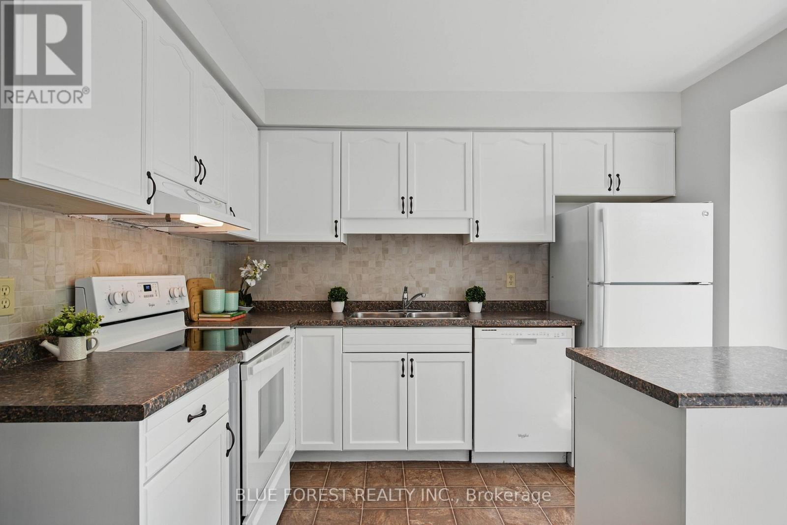 82 - 1990 Wavell Street, London East, Ontario  N5V 4N5 - Photo 5 - X12702344