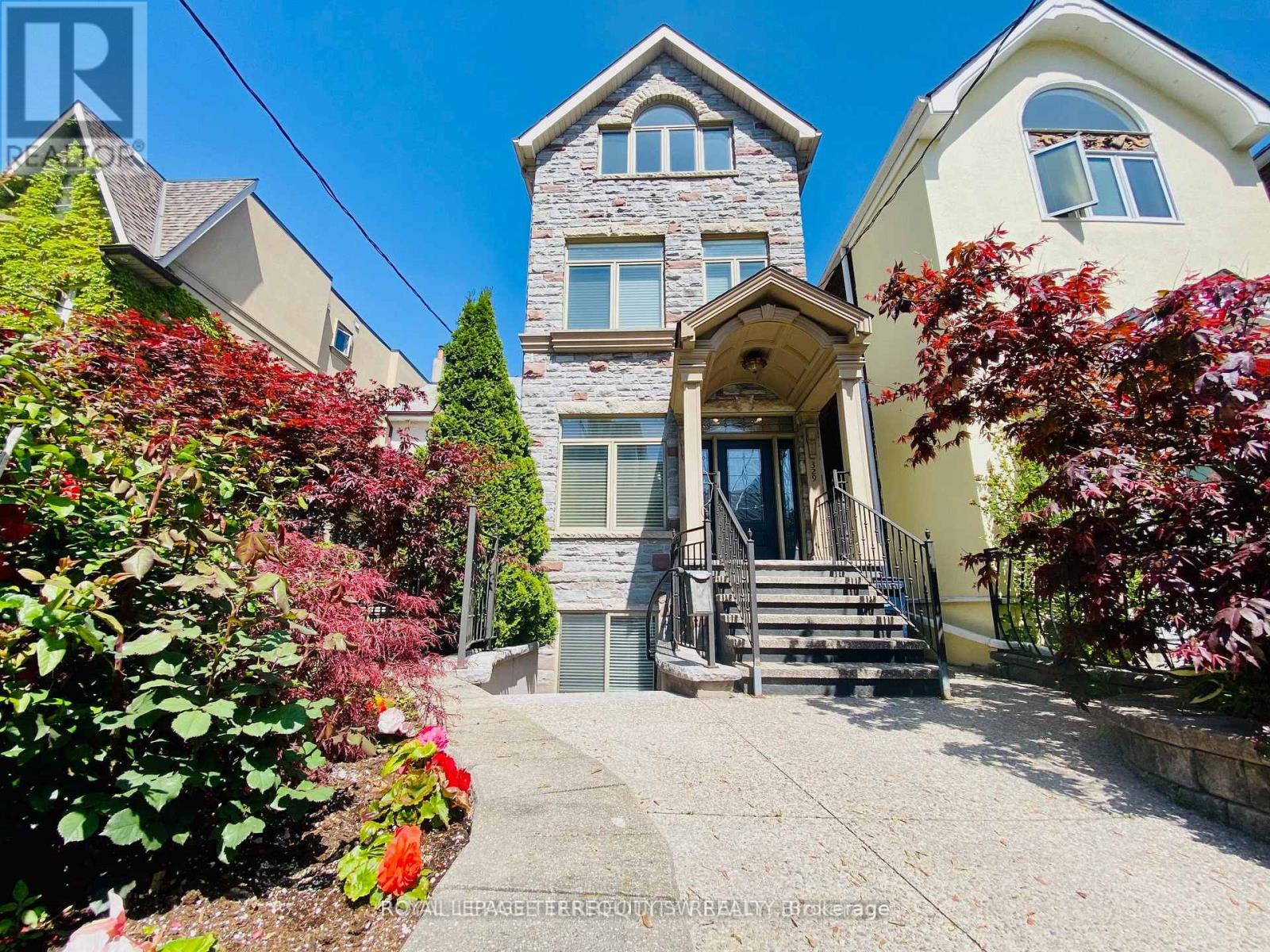 329 LIPPINCOTT STREET, Toronto, Ontario