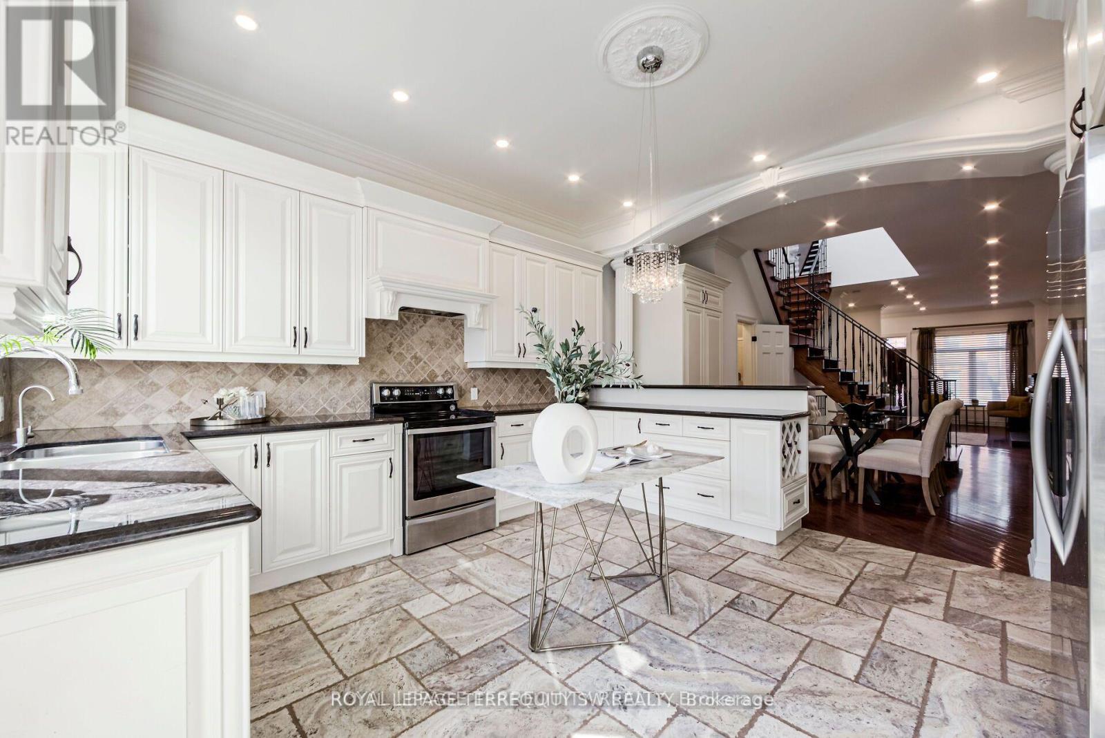 329 Lippincott Street, Toronto, Ontario  M5S 2P6 - Photo 9 - C12702294