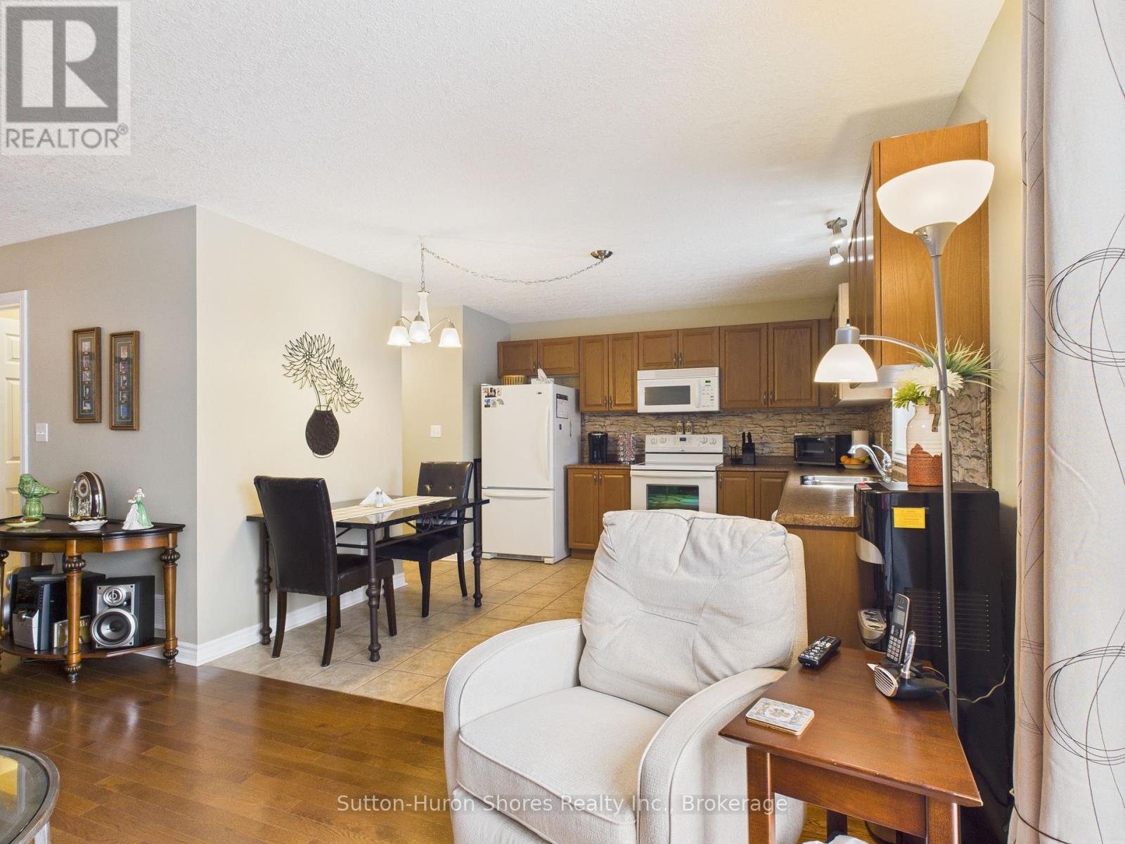 873 Sumpton Street, Saugeen Shores, Ontario  N0H 2C2 - Photo 10 - X12701612