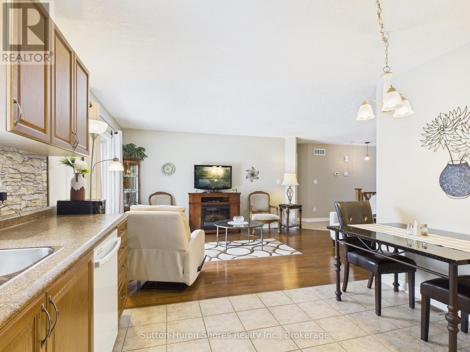 873 Sumpton Street, Saugeen Shores, Ontario  N0H 2C2 - Photo 12 - X12701612