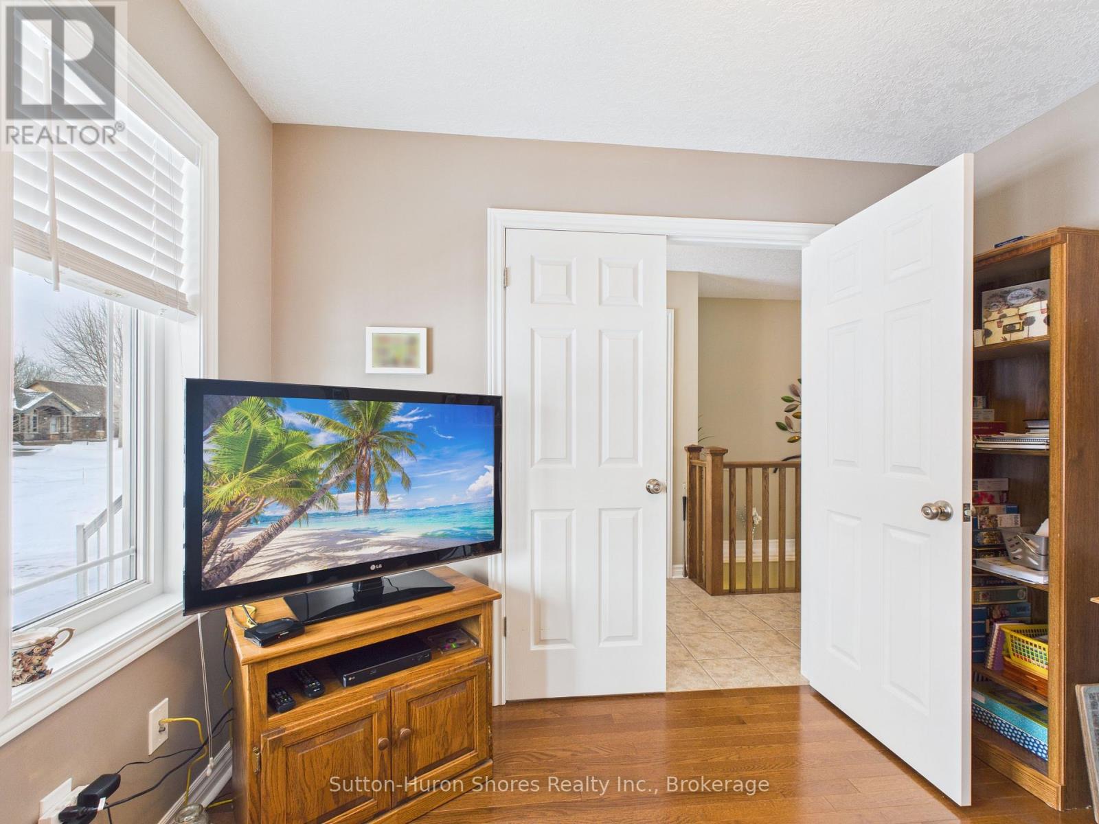 873 Sumpton Street, Saugeen Shores, Ontario  N0H 2C2 - Photo 6 - X12701612