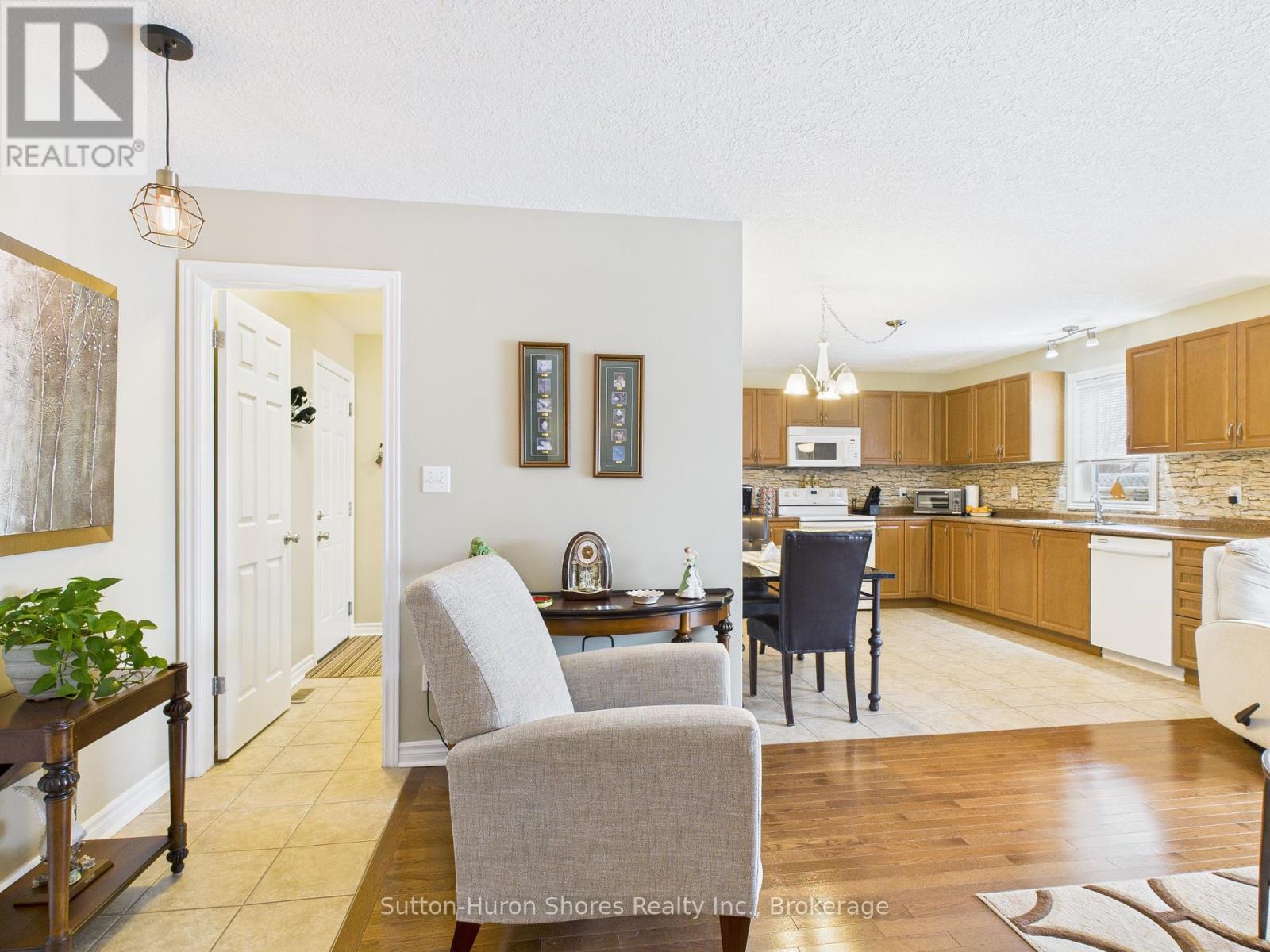 873 Sumpton Street, Saugeen Shores, Ontario  N0H 2C2 - Photo 9 - X12701612