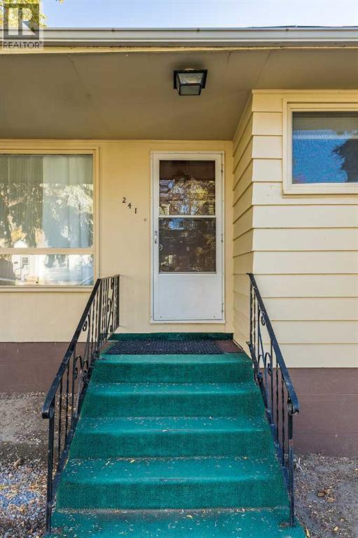 241 11 Street SW, Medicine Hat, Alberta  T1A 4S5 - Photo 4 - A2264173
