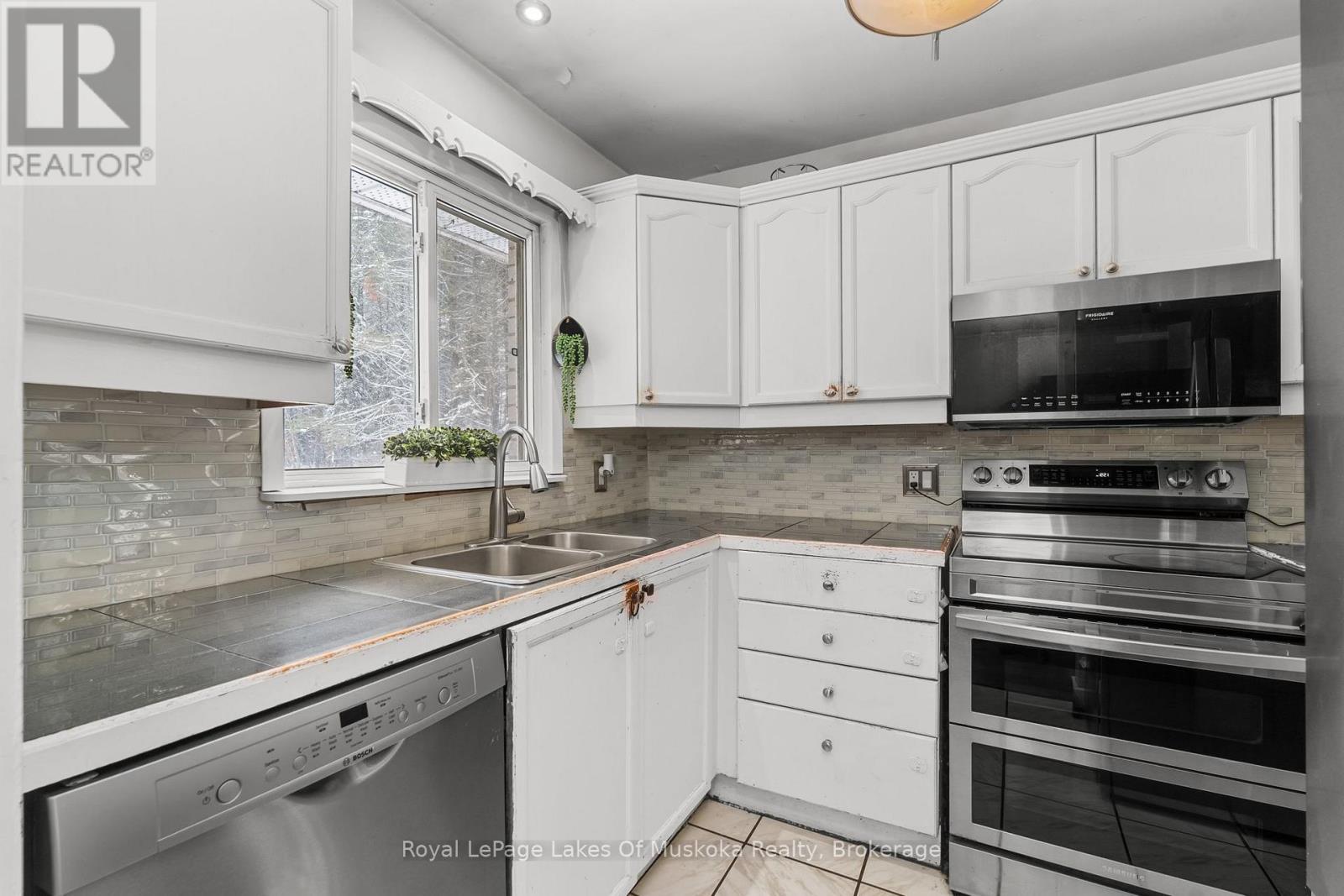 2892 60 Highway E, Lake Of Bays (Franklin), Ontario  P0A 1H0 - Photo 12 - X12702616