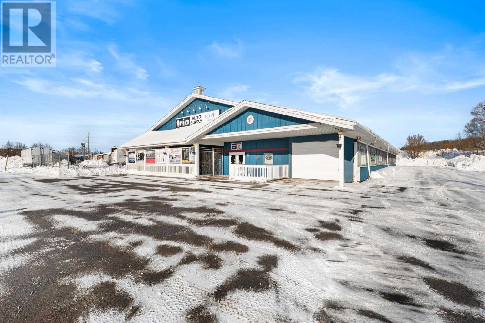 20 Second Lin E, Sault Ste. Marie, Ontario  P6C 2M6 - Photo 3 - SM260105