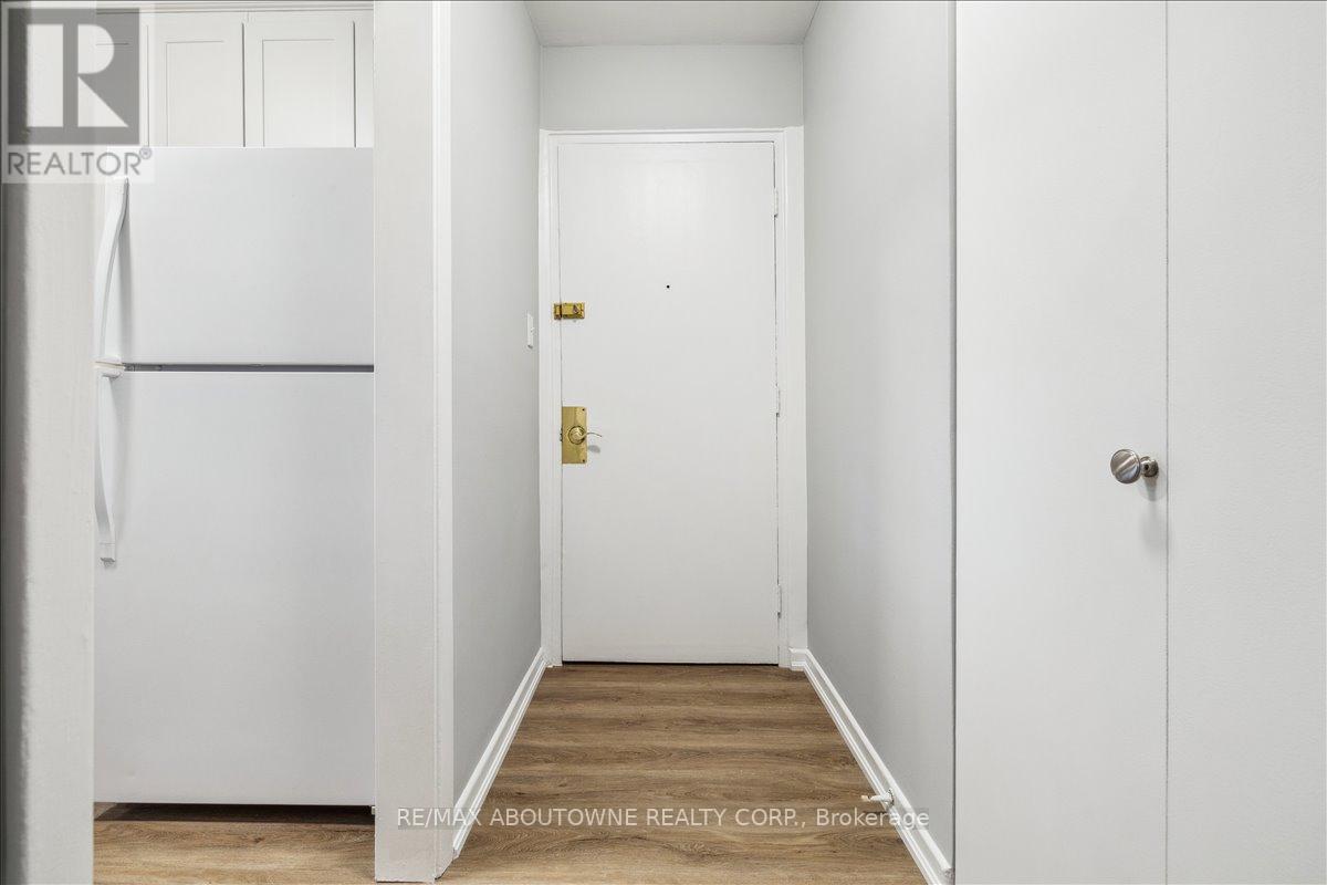 3 - 2350 Queensway Drive, Burlington, Ontario  L7R 3T3 - Photo 4 - W12683348