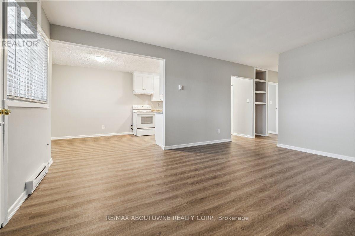 3 - 2350 Queensway Drive, Burlington, Ontario  L7R 3T3 - Photo 7 - W12683348