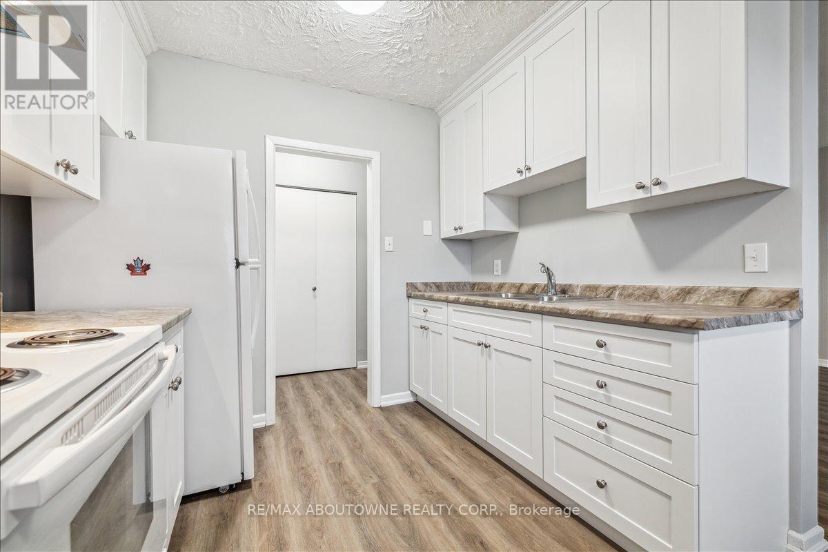 3 - 2350 Queensway Drive, Burlington, Ontario  L7R 3T3 - Photo 14 - W12683348