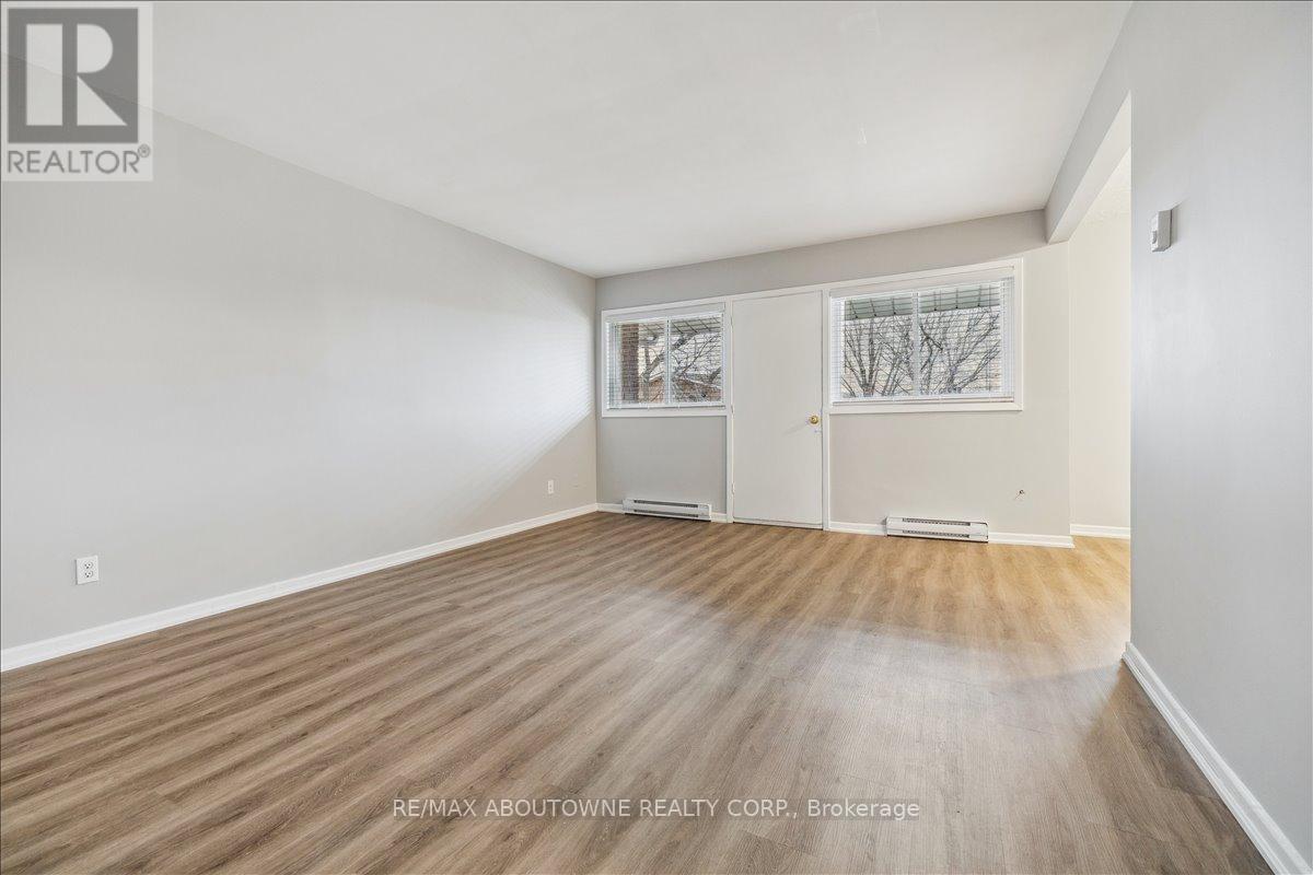 3 - 2350 Queensway Drive, Burlington, Ontario  L7R 3T3 - Photo 5 - W12683348