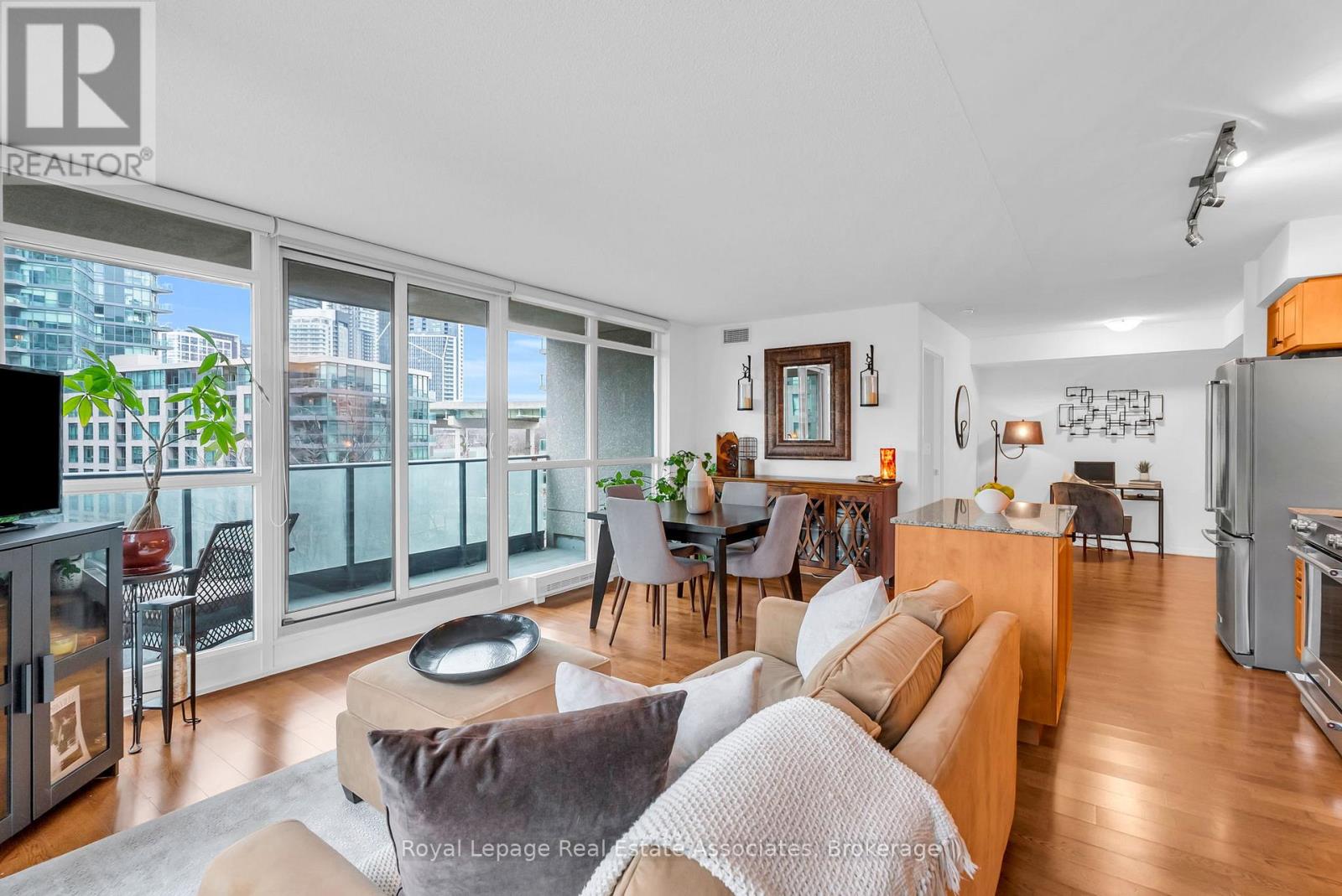 583 - 209 Fort York Boulevard, Toronto, Ontario  M5V 4A1 - Photo 13 - C12702406