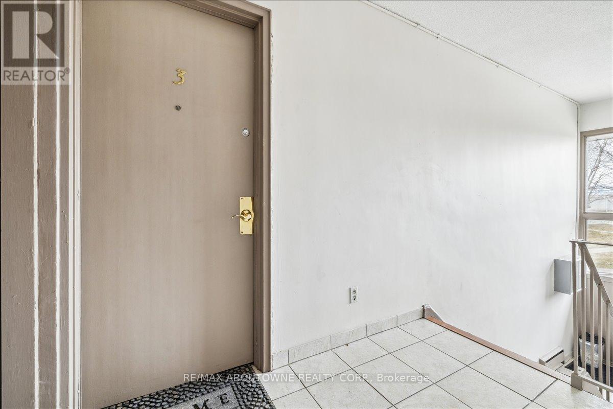 3 - 2350 Queensway Drive, Burlington, Ontario  L7R 3T3 - Photo 3 - W12683348