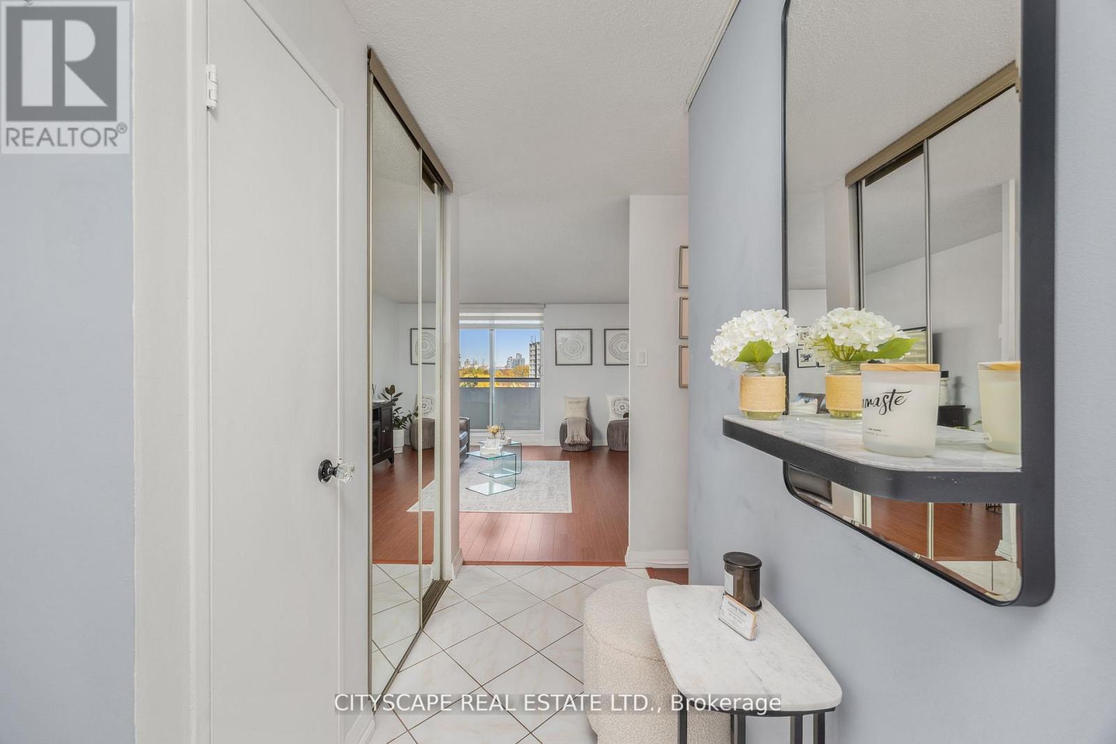 810 - 1 Royal Orchard Boulevard, Markham, Ontario  L3T 3C2 - Photo 2 - N12702354