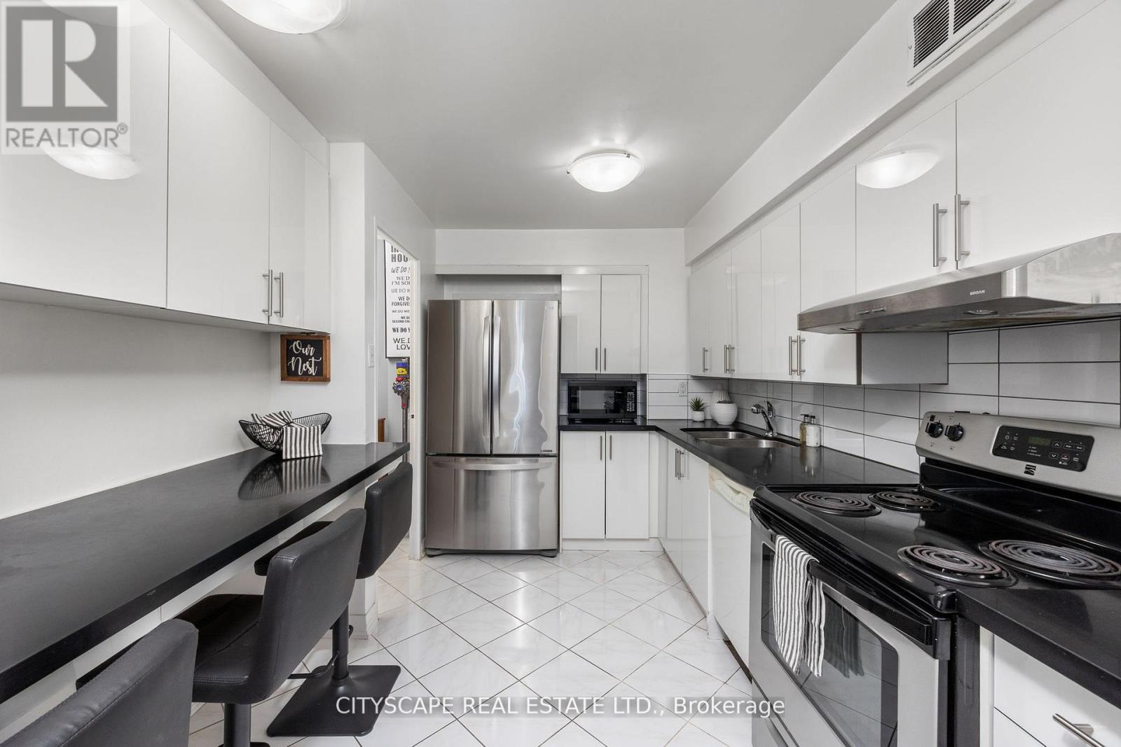 810 - 1 Royal Orchard Boulevard, Markham, Ontario  L3T 3C2 - Photo 8 - N12702354