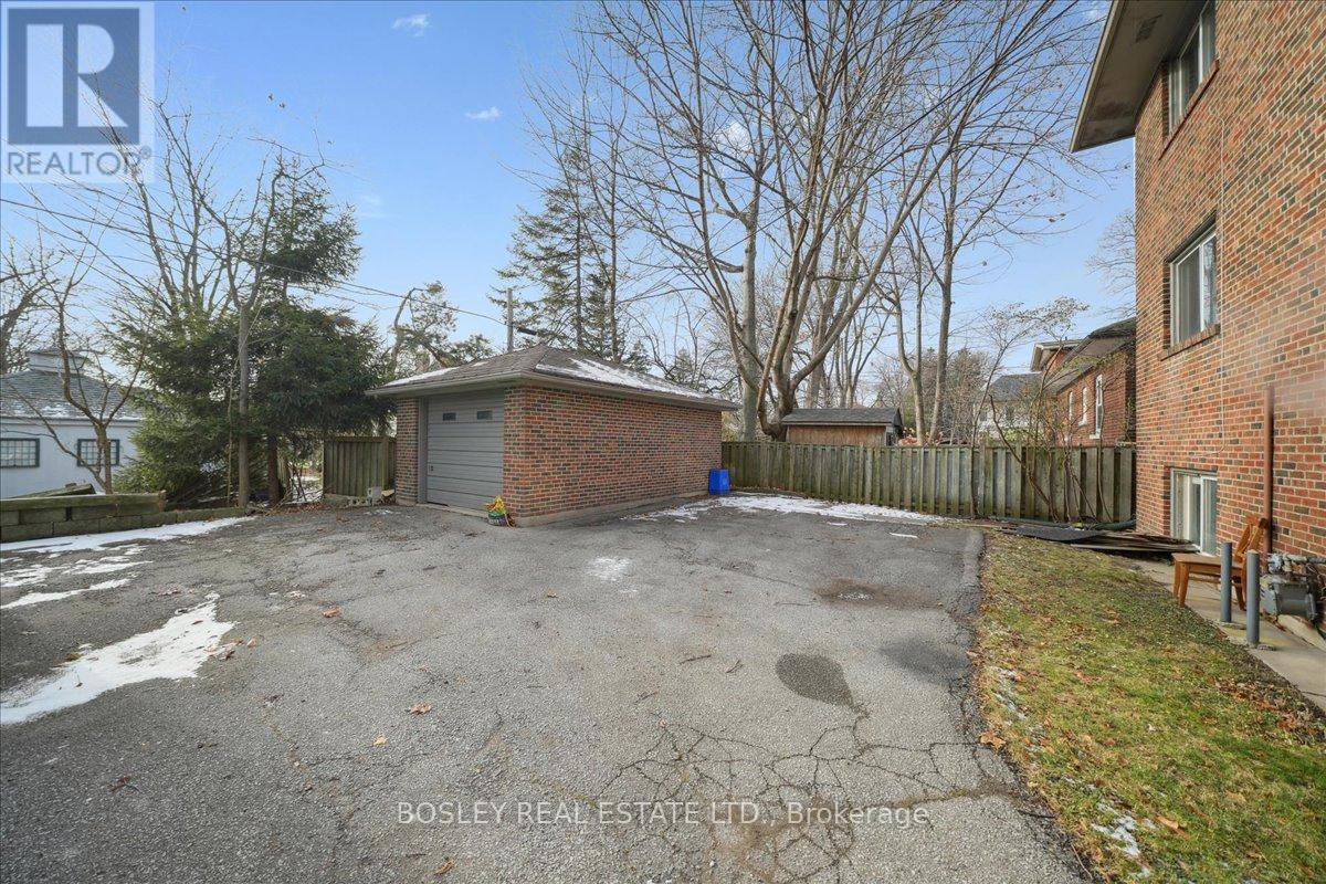 24 Oakwood Avenue, Mississauga, Ontario  L5G 3L7 - Photo 12 - W12702404