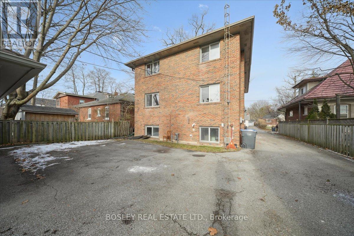 24 Oakwood Avenue, Mississauga, Ontario  L5G 3L7 - Photo 13 - W12702404