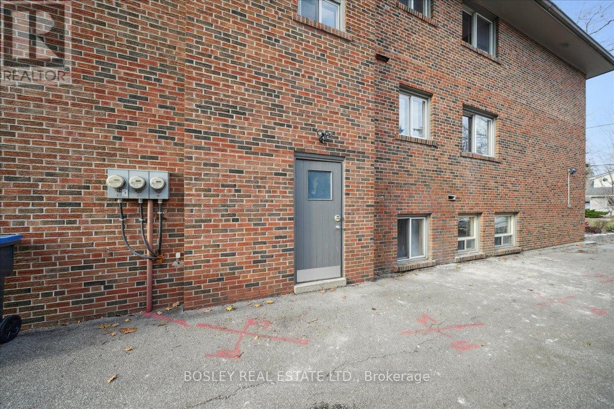 24 Oakwood Avenue, Mississauga, Ontario  L5G 3L7 - Photo 17 - W12702404