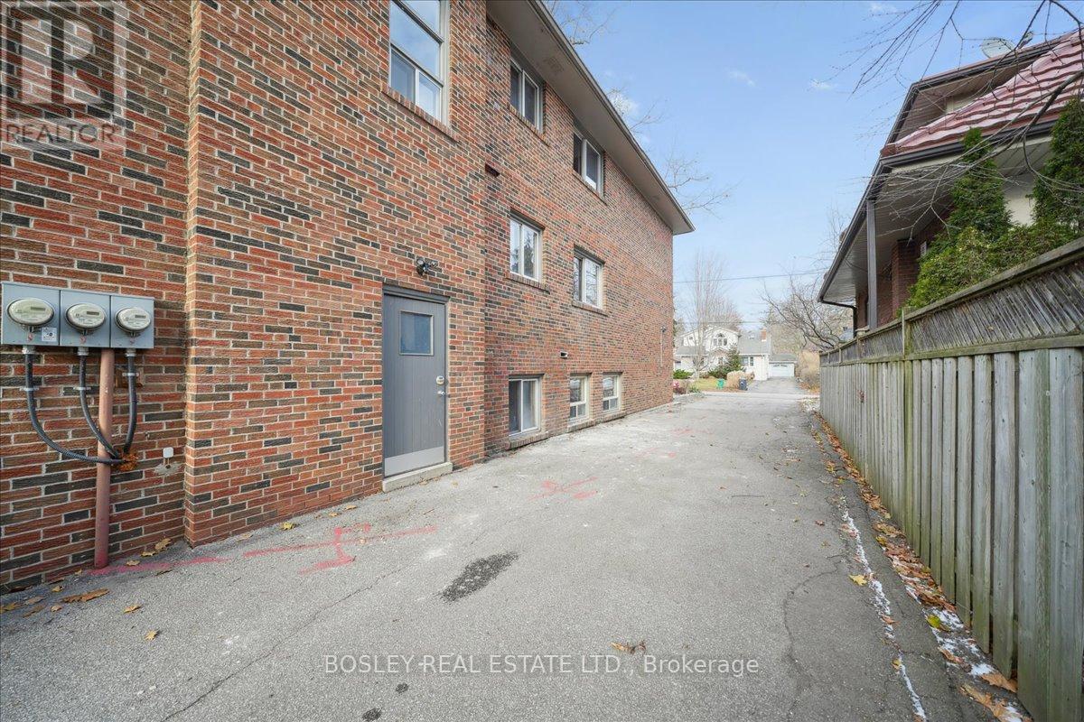 24 Oakwood Avenue, Mississauga, Ontario  L5G 3L7 - Photo 18 - W12702404